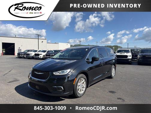Diamond Black Crystal Pearlcoat 2024 Chrysler Pacifica Touring L
