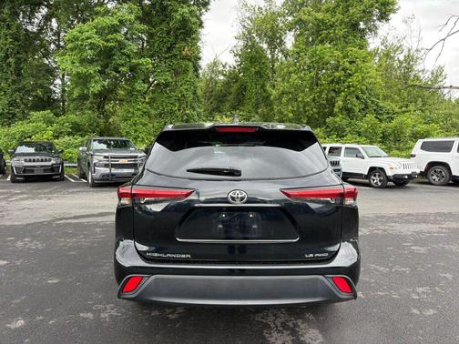 Midnight Black Metallic 2023 Toyota Highlander LE