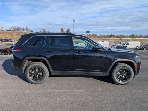 Diamond Black Crystal Pearlcoat 2026 Jeep Grand Cherokee Altitude