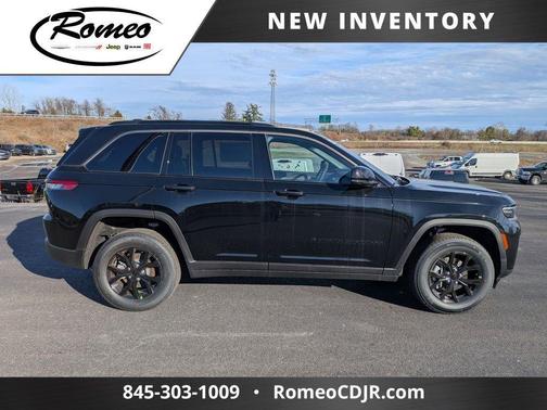 Diamond Black Crystal Pearlcoat 2026 Jeep Grand Cherokee Altitude