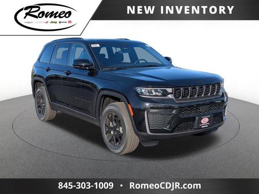 Diamond Black Crystal Pearlcoat 2026 Jeep Grand Cherokee Altitude