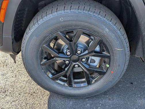 Diamond Black Crystal Pearlcoat 2026 Jeep Grand Cherokee Altitude