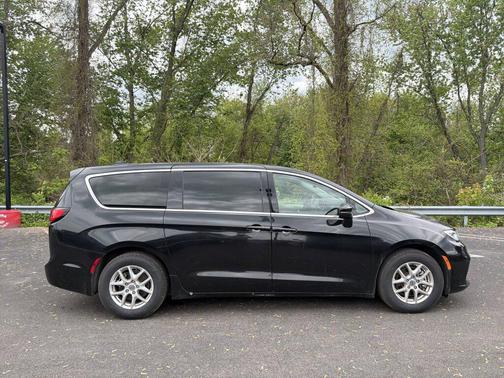 Brilliant Black Crystal Pearlcoat 2023 Chrysler Pacifica Touring L