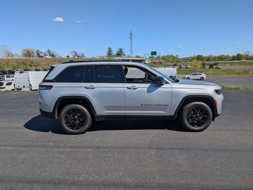 Silver Zynith 2026 Jeep Grand Cherokee Altitude