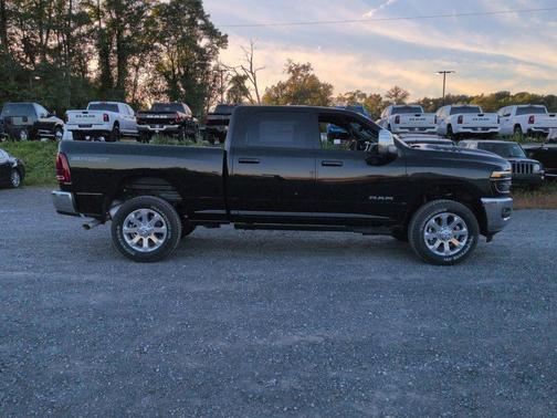 Diamond Black Crystal Pearlcoat 2026 RAM 2500 Laramie Crew Cab 4x4 6'4' Box