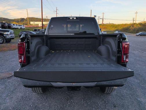Diamond Black Crystal Pearlcoat 2026 RAM 2500 Laramie Crew Cab 4x4 6'4' Box