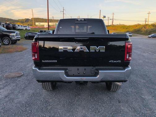 Diamond Black Crystal Pearlcoat 2026 RAM 2500 Laramie Crew Cab 4x4 6'4' Box