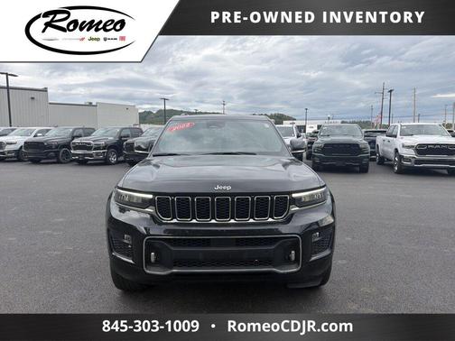 Diamond Black Crystal Pearlcoat 2022 Jeep Grand Cherokee Overland