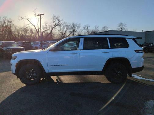 Bright White Clearcoat 2026 Jeep Grand Cherokee L Altitude