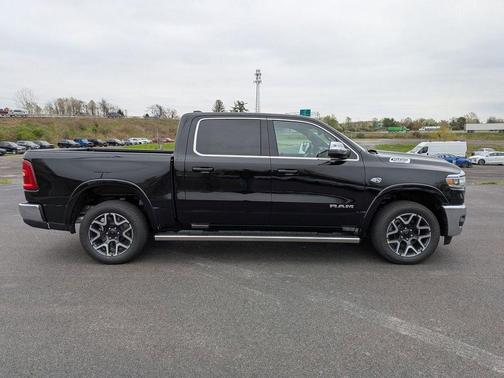 Diamond Black Crystal Pearlcoat 2026 RAM 1500 Laramie