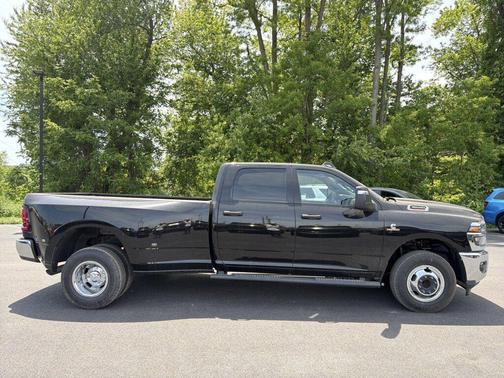 Diamond Black Crystal Pearlcoat 2026 RAM 3500 Tradesman Crew Cab 4x2 8' Box
