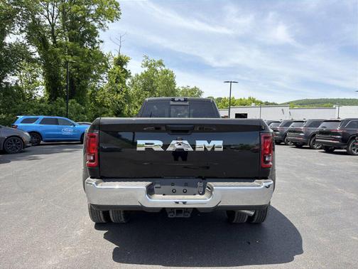 Diamond Black Crystal Pearlcoat 2026 RAM 3500 Tradesman Crew Cab 4x2 8' Box