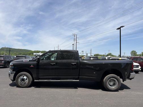 Diamond Black Crystal Pearlcoat 2026 RAM 3500 Tradesman Crew Cab 4x2 8' Box