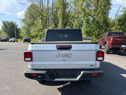 Silver Zynith Clearcoat 2022 Jeep Gladiator Overland