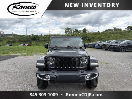 Black Clearcoat 2026 Jeep Gladiator Sahara 4x4