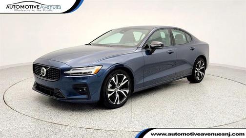 2024 Volvo S60 B5 Core Dark Theme