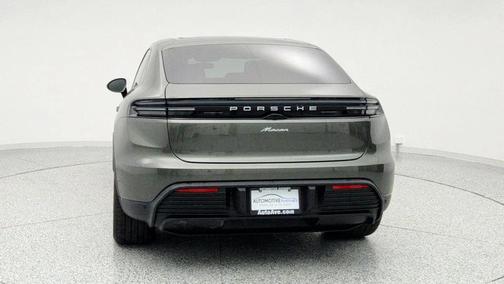 2025 Porsche Macan Electric with Premium Package, 21'' Wheels & Passenger Display