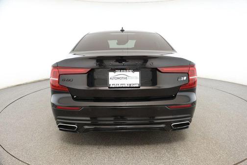 2022 Volvo S60 Recharge Plug-In Hybrid T8 R-Design Expression