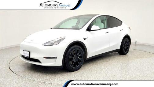 2023 Tesla Model Y Long Range AWD with 20'' Induction Wheels + B&W Premium Interior