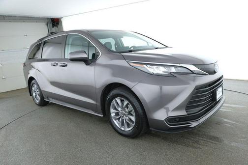 2022 Toyota Sienna LE