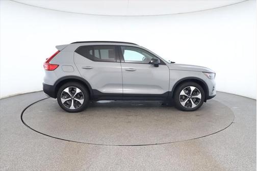 2024 Volvo XC40 B5 Plus Dark Theme