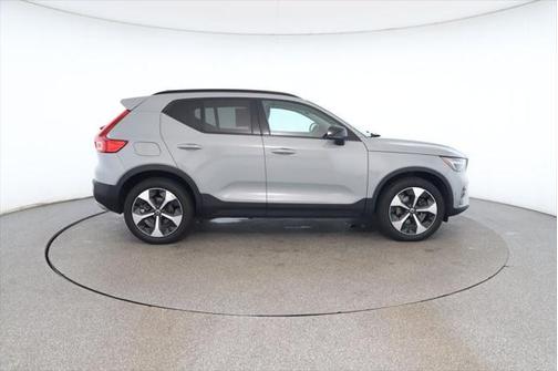 2024 Volvo XC40 B5 Plus Dark Theme