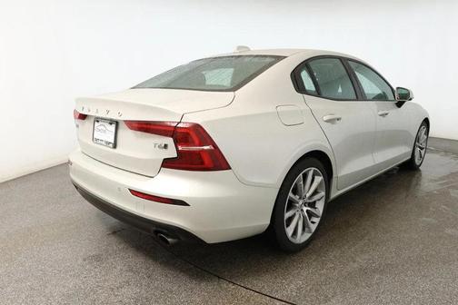 2021 Volvo S60 T6 Momentum