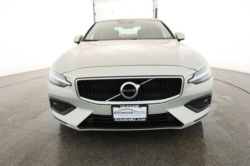2021 Volvo S60 T6 Momentum