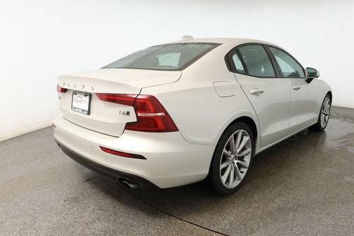 2021 Volvo S60 T6 Momentum