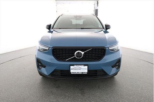 2024 Volvo XC40 B5 Plus Dark Theme
