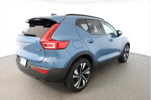 2024 Volvo XC40 B5 Plus Dark Theme