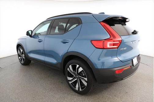 2024 Volvo XC40 B5 Plus Dark Theme