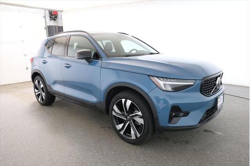 2024 Volvo XC40 B5 Plus Dark Theme