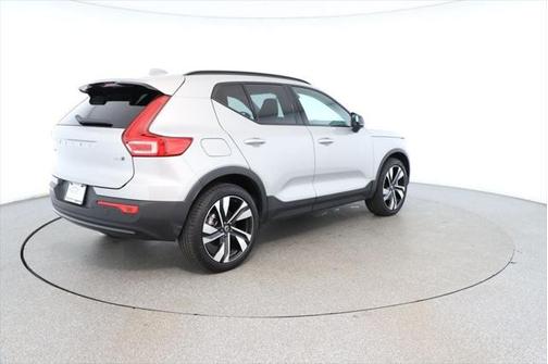 2024 Volvo XC40 B5 Plus Dark Theme