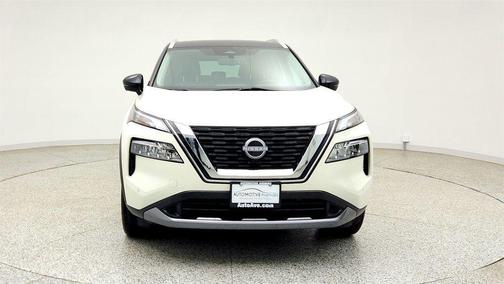 Pearl White Tricoat/Super Black 2023 Nissan Rogue SL