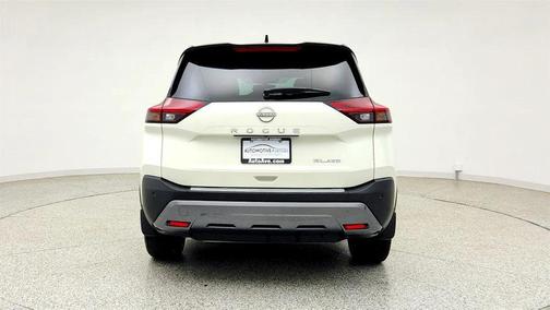 Pearl White Tricoat/Super Black 2023 Nissan Rogue SL