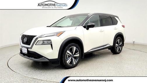 Pearl White Tricoat/Super Black 2023 Nissan Rogue SL
