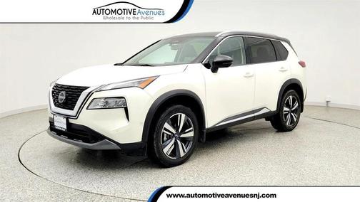 Pearl White Tricoat/Super Black 2023 Nissan Rogue SL
