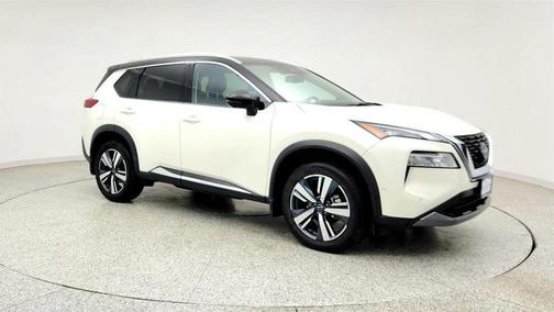 Pearl White Tricoat/Super Black 2023 Nissan Rogue SL