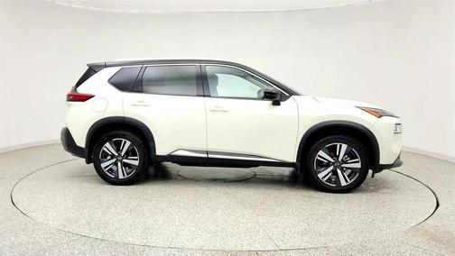 Pearl White Tricoat/Super Black 2023 Nissan Rogue SL