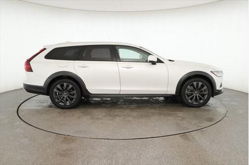 2021 Volvo V90 Cross Country T6
