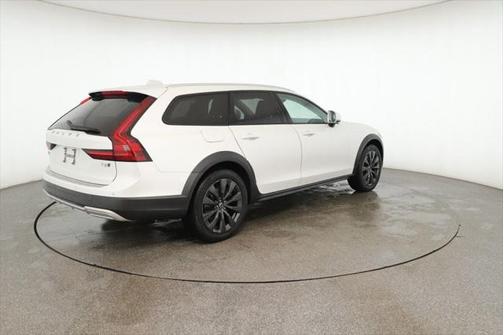 2021 Volvo V90 Cross Country T6