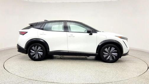 Everest White Pearl Tricoat/Black Diamond Pearl 2023 Nissan ARIYA PLATINUM+