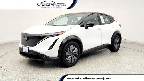 Everest White Pearl Tricoat/Black Diamond Pearl 2023 Nissan ARIYA PLATINUM+