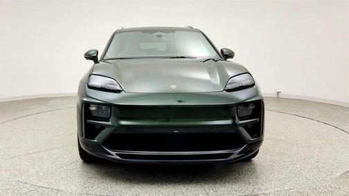 Oak Green Metallic Neo 2024 Porsche Macan Macan Electric Turbo