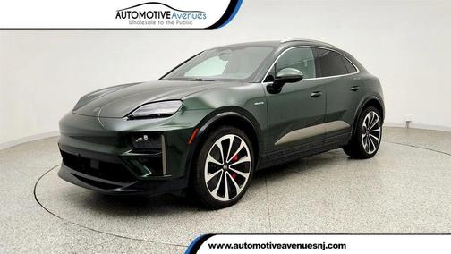 Oak Green Metallic Neo 2024 Porsche Macan Macan Electric Turbo