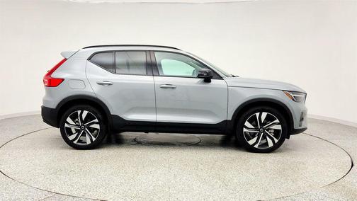 2024 Volvo XC40 B5 Plus Dark Theme