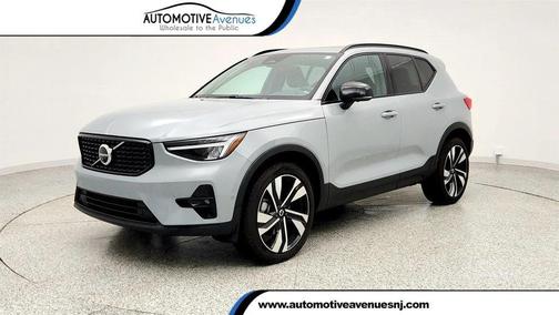 2024 Volvo XC40 B5 Plus Dark Theme