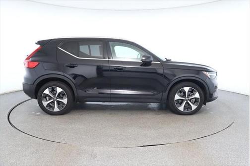 2023 Volvo XC40 B5 Plus Bright Theme