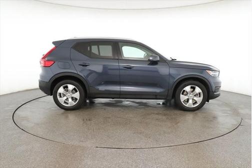 2021 Volvo XC40 T5 Momentum